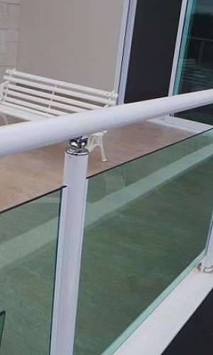 Corrimão de alumínio branco com vidro Corrimão de alumínio branco com vidro